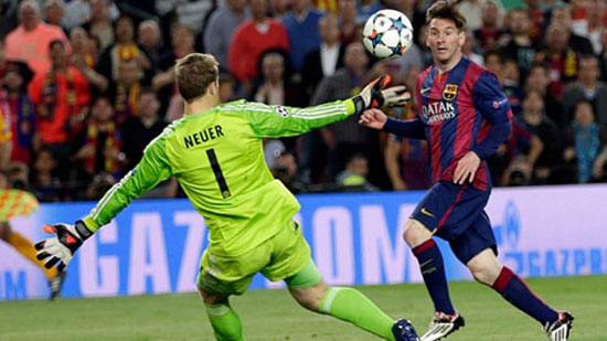 Messi bấm bóng qua người thủ môn Neuer, nhân đôi cách biệt cho Barcelona trong trận đấu lượt đi bán kết Champions League rạng sáng 7-5-2015. Ảnh: Bóng đá+