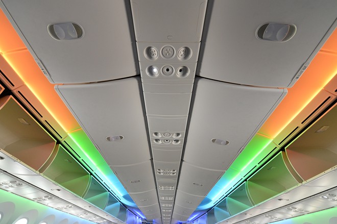 Hệ thống đèn LED hiện đại, tạo cảm giác đẹp mắt, hưng phấn cho hành khách.