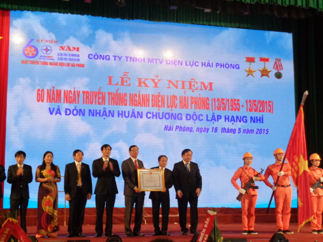 Phó thủ tướng Hoàng Trung Hải trao Huân chương hạng Nhì cho ngành điện