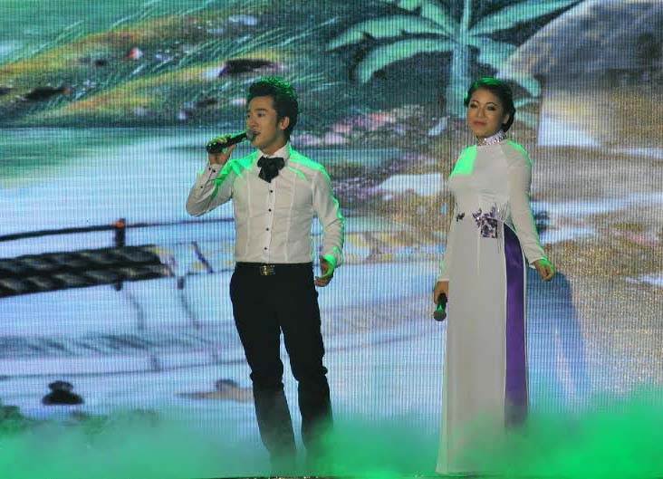 Anh Thơ và Quang Hào trong liveshow 
