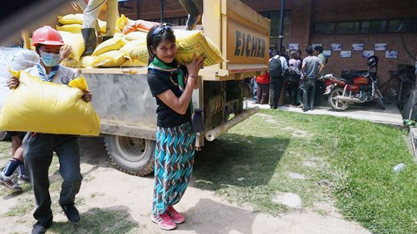 Dù là con gái nhưng Như Hà không nề hà việc phải khiêng vác những bao gạo hàng chục ký tại Nepal.  (Ảnh nhân vật cung cấp)