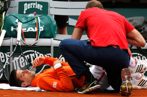 Dù cần sự chăm sóc của bác sĩ nhưng Djokovic vẫn có trận thắng dễ trước Gilles Muller - Ảnh: Reuters