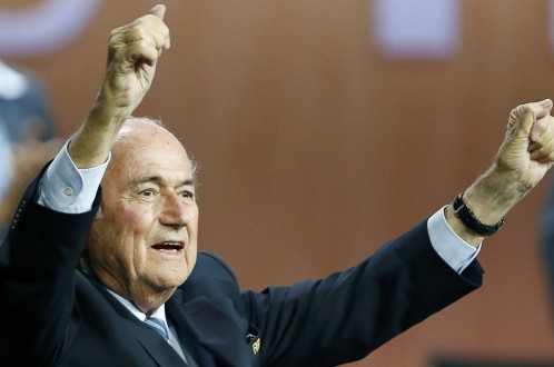 Ông Sepp Blatter ăn mừng chiến thắng. Ảnh: Reuters