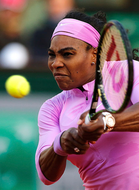 Serena thắng trong cuộc đối đầu với cựu số một thế giới Azarenka. Ảnh: Reuters.