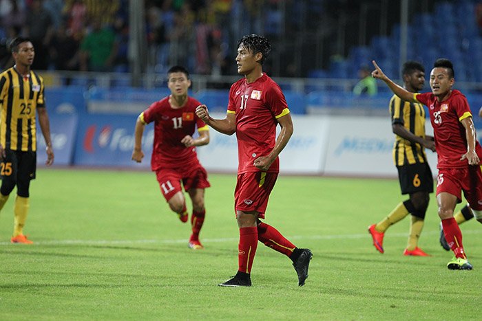 Mạc Hồng Quân (áo đỏ) mở tỷ số cho U23 Việt Nam. Ảnh: 