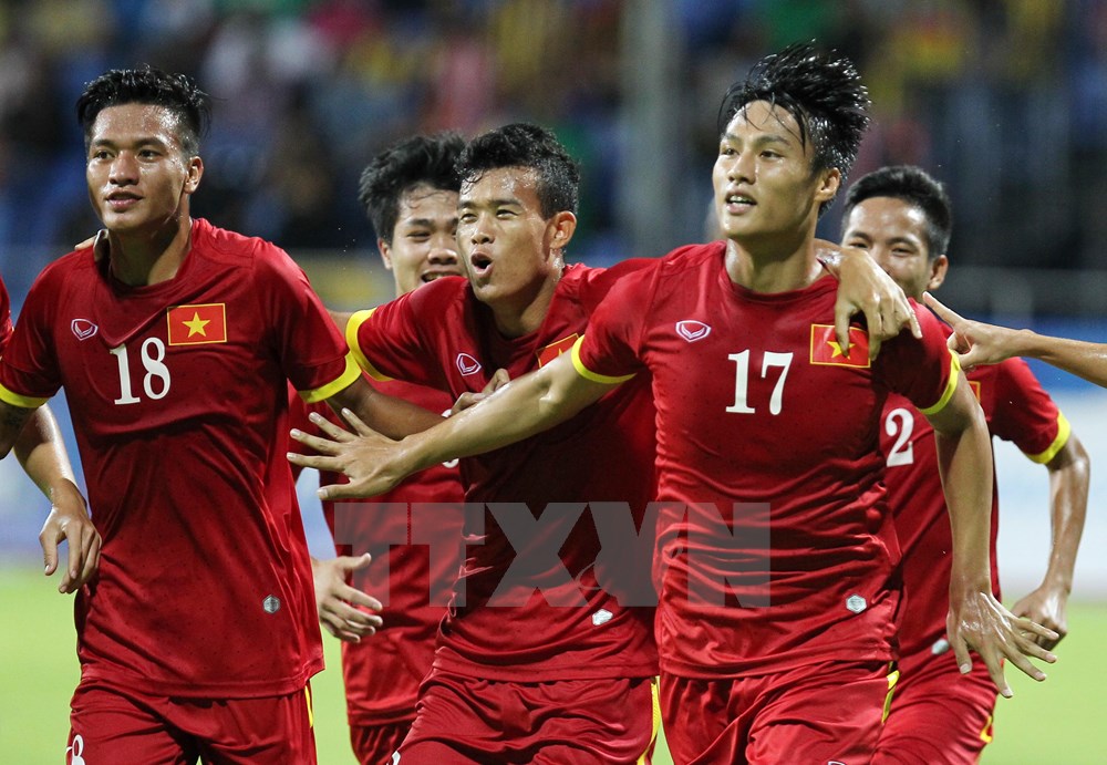 Mạc Hồng Quân (17) sớm đưa U23 Việt Nam vượt lên dẫn 1-0. 