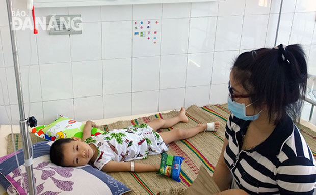 Cháu Trần Đăng Tuấn được điều trị tại Bệnh viện Phụ sản - Nhi Đà Nẵng.