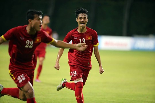 Thanh Hiền (trái) ăn mừng bàn thắng đầu tiên tại SEA Games