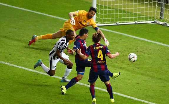 Suarez ghi bàn quyết định ngay trước nỗ lực cứu thua của thủ môn Buffon và hậu vệ Evra.