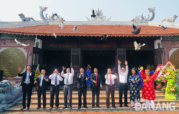 Thả bồ câu cầu quốc thái dân an tại lễ hội đình làng Hòa Phú.  	              Ảnh: NGỌC HÀ