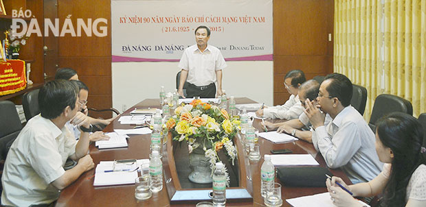 Ông Phùng Tấn Viết, Phó Chủ tịch UBND thành phố Đà Nẵng, trưởng ban Tổ chức Giải Báo chí thành phố Đà Nẵng năm 2014, phát biểu tại cuộc họp. Ảnh: Đặng Nở