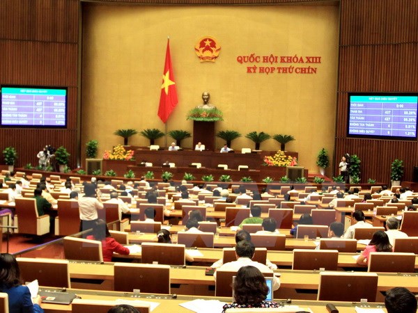Đại biểu Quốc hội bấm nút biểu quyết thông qua Nghị quyết về Chương trình xây dựng luật, pháp lệnh năm 2016.