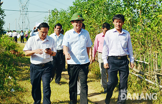Bí thư Thành ủy Trần Thọ (giữa) cùng lãnh đạo các sở và UBND huyện Hòa Vang kiểm tra thực tế mở rộng tuyến đường ĐH4.				   Ảnh: Việt Dũng  