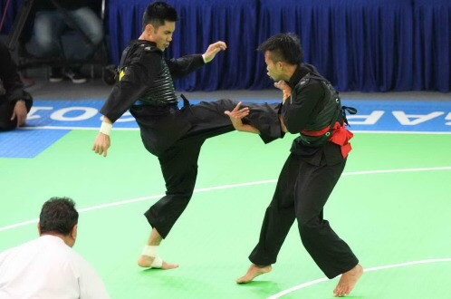 Nguyễn Nguyên Thái Linh (trái) đánh bại đối thủ Lào Thammavong ở bán kết hạng 55-60 kg nam.
