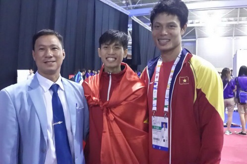 Võ sĩ taekwondo Nguyễn Văn Duy (giữa) đoàn HCV hạng cân dưới 58kg. Ảnh: Tùng Văn