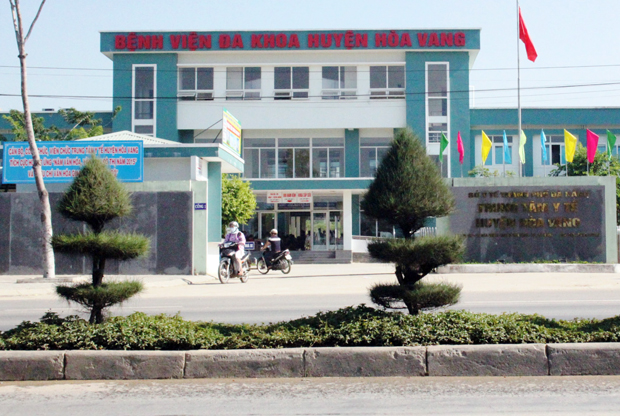 Dải phân cách giữa đường Trường Sơn gây bất tiện cho việc vào khám, chữa bệnh tại Trung tâm Y tế huyện Hòa Vang.