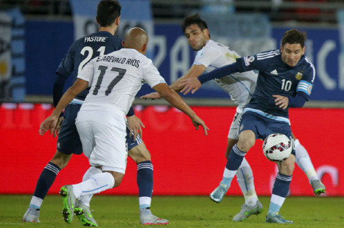 Messi (số 10) đã gặp rất nhiều khó khăn trước hàng phòng ngự số đông của Uruguay. Ảnh: Reuters