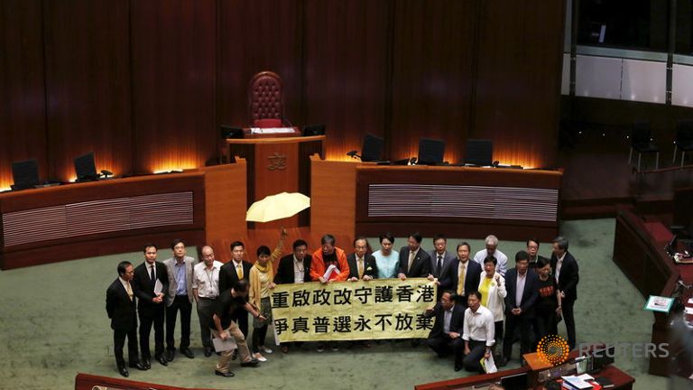 Giới lập pháp ủng hộ dân chủ Hong Kong hô khẩu hiệu sau khi bỏ phiếu phủ quyết dự luật cải cách bầu cử tại Nghị viện Hong Kong, ngày 18-6-2015. Ảnh: Reuters