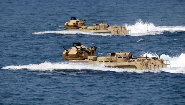 Các chiến xa lội nước của Mỹ tham gia tập trận ngoài khơi Philippines. 	      Ảnh: Reuters