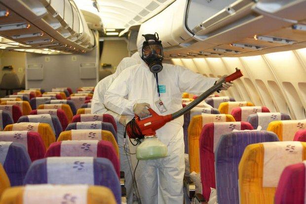Các nhân viên của hãng Hàng không Thái Airways biểu diễn quy trình tẩy rửa một khoang máy bay để ngăn ngừa sự lây lan của MERS.  Ảnh: BangkokPost