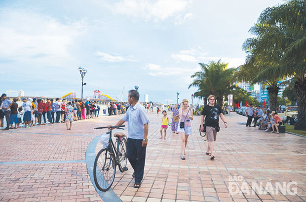 Hè phố Bạch Đằng, bờ Tây sông Hàn trở thành điểm thư giãn, giải trí của người dân và du khách. Ảnh: MINH TRÍ