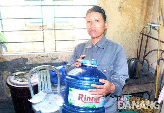 Suốt nhiều năm người dân ở khu nhà liền kề Tân Trà phải mua nước đóng bình để sử dụng.