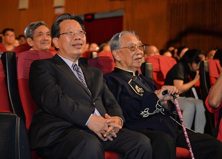 Giáo sư Trần Quang Hải và cha mình - Giáo sư Trần Văn Khê (phải)
