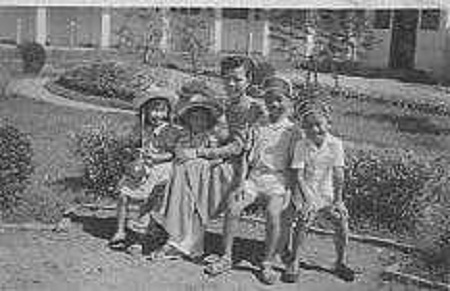 Bốn người con của Trần Văn Khê và phu nhân (Vĩnh Long1954)