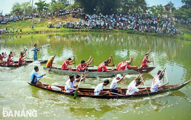 Hội đua thuyền đình làng Túy Loan. Tác giả Nguyễn Mạnh Tuấn.