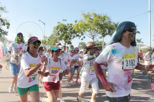 Đông đảo bạn trẻ ở Đà Nẵng đã tham gia Đường chạy sắc màu 2015. Ảnh: Tiền Phong