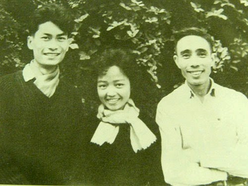   Liệt sĩ – nhà thơ Lê Anh Xuân (bên trái) chụp cùng chị Loan, vợ nhà văn Anh Đức và nhạc sĩ Phan Huỳnh Điểu tại Hà Nội năm 1964. Ảnh tư liệu.