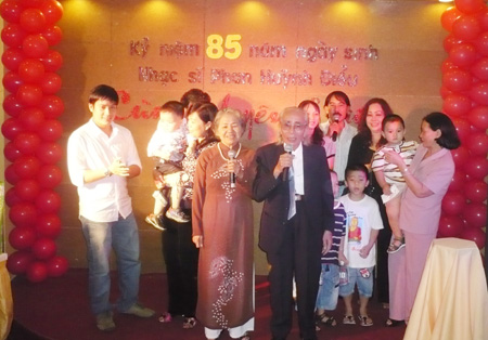Sinh nhật lần thứ 85 “Cùng tình yêu ở lại” của nhạc sĩ Phan Huỳnh Điểu cùng các con cháu 