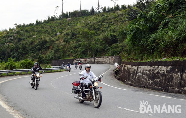 Con đèo uốn lượn quanh núi, có nhiều khúc cua khiến du khách thích thú khi chinh phục bằng xe máy.
