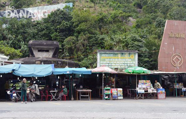 Nhiều hàng quán được dựng lên trên đỉnh đèo Hải Vân để du khách có thể dừng chân nghỉ ngơi, uống nước sau hành trình dài.