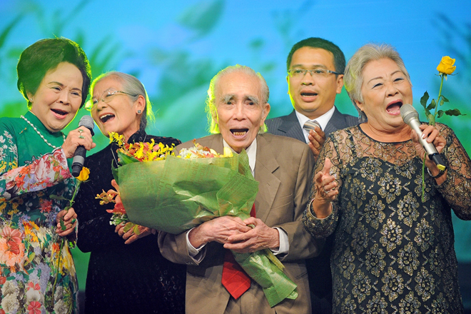 Ngoài ảnh đời thường, Nguyễn Á lưu giữ nhiều ảnh hoạt động nghệ thuật của Phan Huỳnh Điểu khi ông đã ở độ tuổi gần 90. Trong ảnh: những năm cuối đời, nhạc sĩ gắn bó với vai trò giám khảo cuộc thi hát dành cho người trung niên, cao tuổi - 