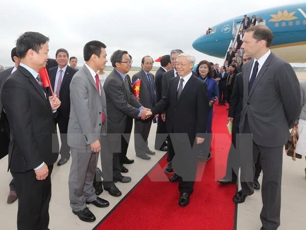 Cán bộ, nhân viên Đại sứ quán và đại diện cộng đồng người Việt tại Hoa Kỳ đón Tổng Bí thư Nguyễn Phú Trọng. (Ảnh: Trí Dũng/TTXVN)