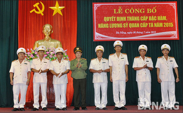 Đại tá Lê Văn Tam, Giám đốc Công an thành phố Đà Nẵng, gắn cấp hàm đại tá cho 7 đồng chí.