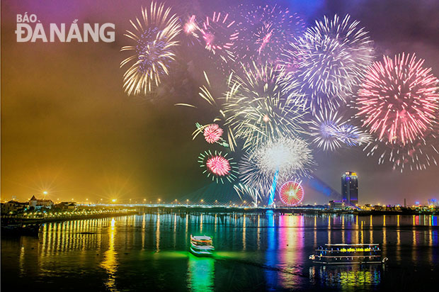 Cuộc thi trình diễn pháo hoa quốc tế Đà Nẵng là một trong những sản phẩm du lịch đặc sắc của thành phố bên sông Hàn. 				                      Ảnh: Huỳnh Văn Truyền 