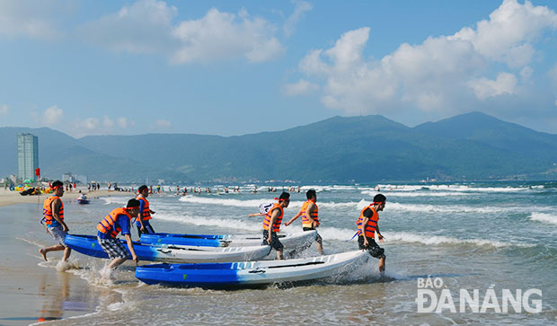 Đà Nẵng chủ động tạo các sự kiện để thực sự thu hút và hấp dẫn du khách. Trong ảnh: Các thí sinh tham gia Cuộc thi chèo thuyền Kayak vượt sóng Mỹ Khê lần thứ 2.