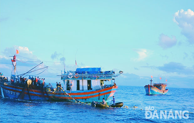 Sự ra đời của Hợp tác xã dịch vụ hậu cần nghề cá Sao Đỏ sẽ là “bà đỡ” cho ngư dân đánh bắt xa bờ .