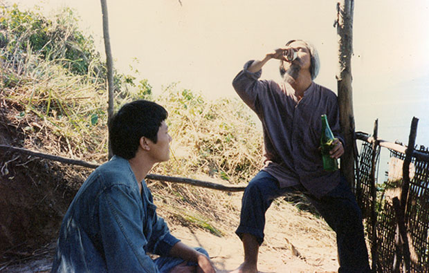 Diễn viên Trương Thanh Bình (phải) và diễn viên Hoàng Hải trong phim Hạnh phúc trần gian – do nhóm làm phim Đà Nẵng thực hiện vào năm 1997. (Ảnh tư liệu)