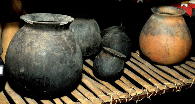 Người Xơ Đăng chủ yếu dùng những dụng cụ bằng đất để nấu ăn.