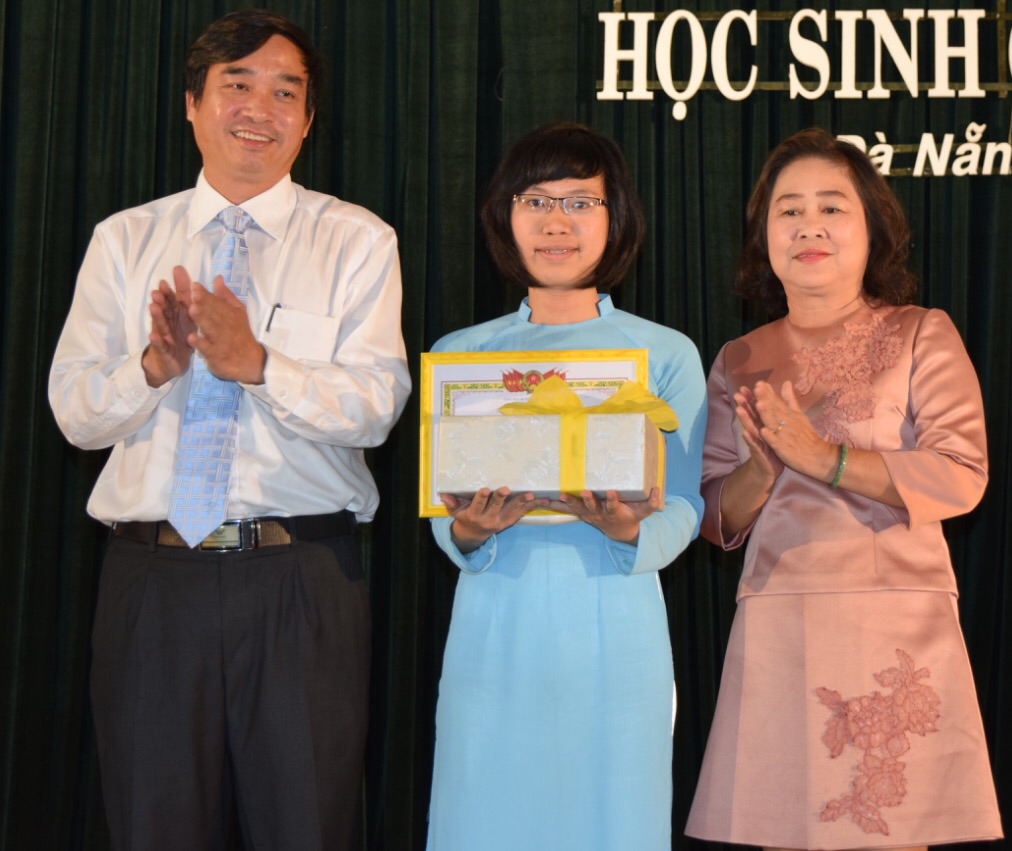 Em Lê Thị Nguyệt Hằng tại lễ tuyên dương, khen thưởng học sinh xuất sắc năm học 2014-2015 do Trường THPT chuyên Lê Quý Đôn tổ chức.