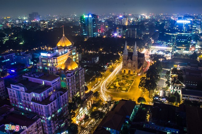 TP HCM - nơi khách hàng luôn luôn đúng: Thành phố sầm uất nhất Việt Nam hút du khách nhịp phát triển mạnh mẽ, những hoạt động buôn bán, nơi vui chơi tấp nập ngày đêm. Ảnh: Hải An.