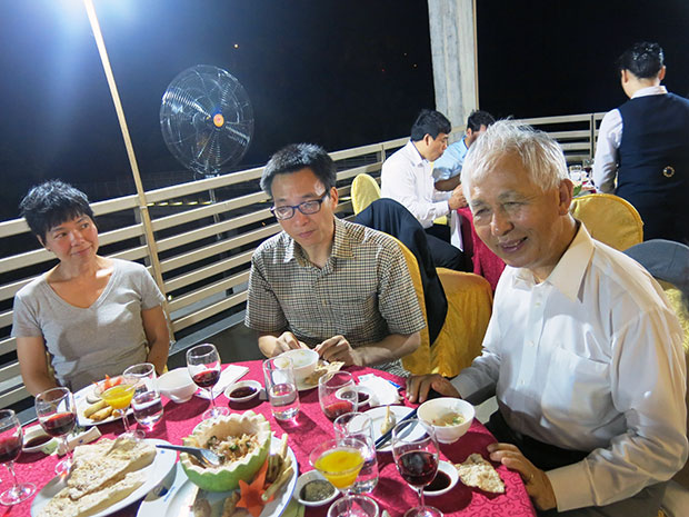 Phó Thủ tướng Vũ Đức Đam (giữa) và GS Trần Thanh Vân cùng dự tiệc chiêu đãi với GS Lưu Lệ Hằng tại Trung tâm Quốc tế khoa học và giáo dục liên ngành ở Quy Nhơn.