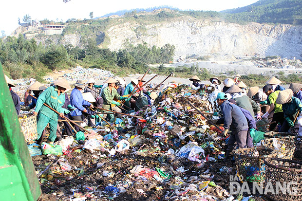 Mỗi ngày, bãi rác Khánh Sơn tiếp nhận khoảng 700 tấn rác để xử lý.