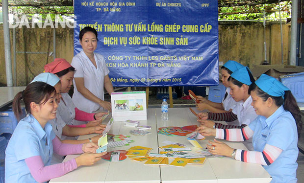 Trung tâm KHHGĐ Đà Nẵng cung cấp thông tin và các dịch vụ chăm sóc sức khỏe sinh sản cho nữ công nhân tại KCN Hòa Khánh. Ảnh: M.T