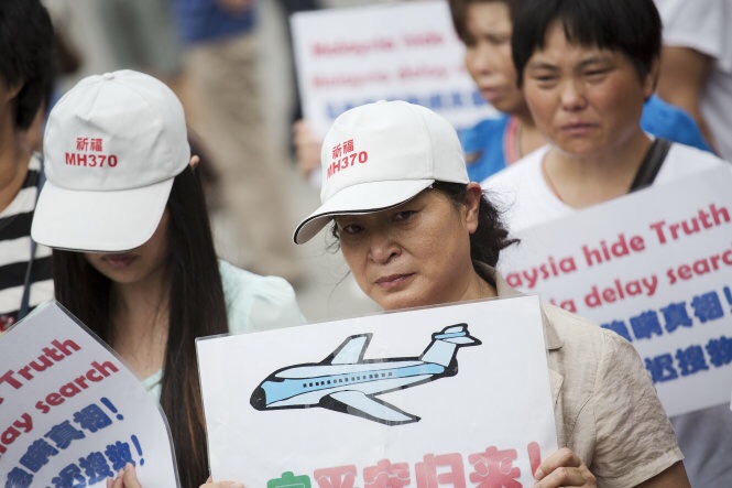 Thân nhân của các hành khách Trung Quốc biểu tình bên ngoài Đại sứ quán Malaysia ở Bắc Kinh hôm 7-8 Ảnh: Reuters