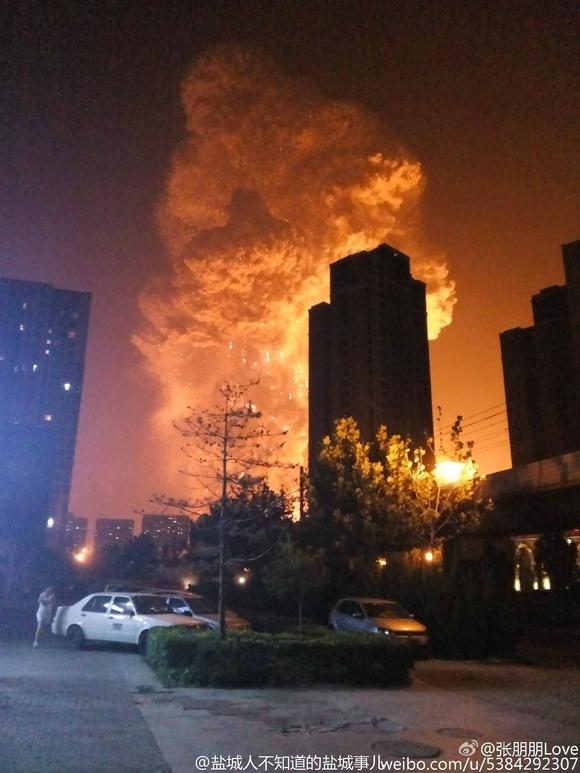 Cột khói khổng lồ bốc lên sau vụ nổ có thể thấy được từ hàng ki-lô-mét