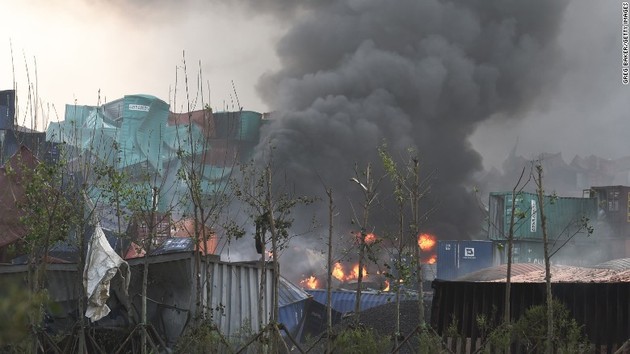Tới sáng hôm sau, một số container trong khu công nghiệp vẫn tiếp tục cháy